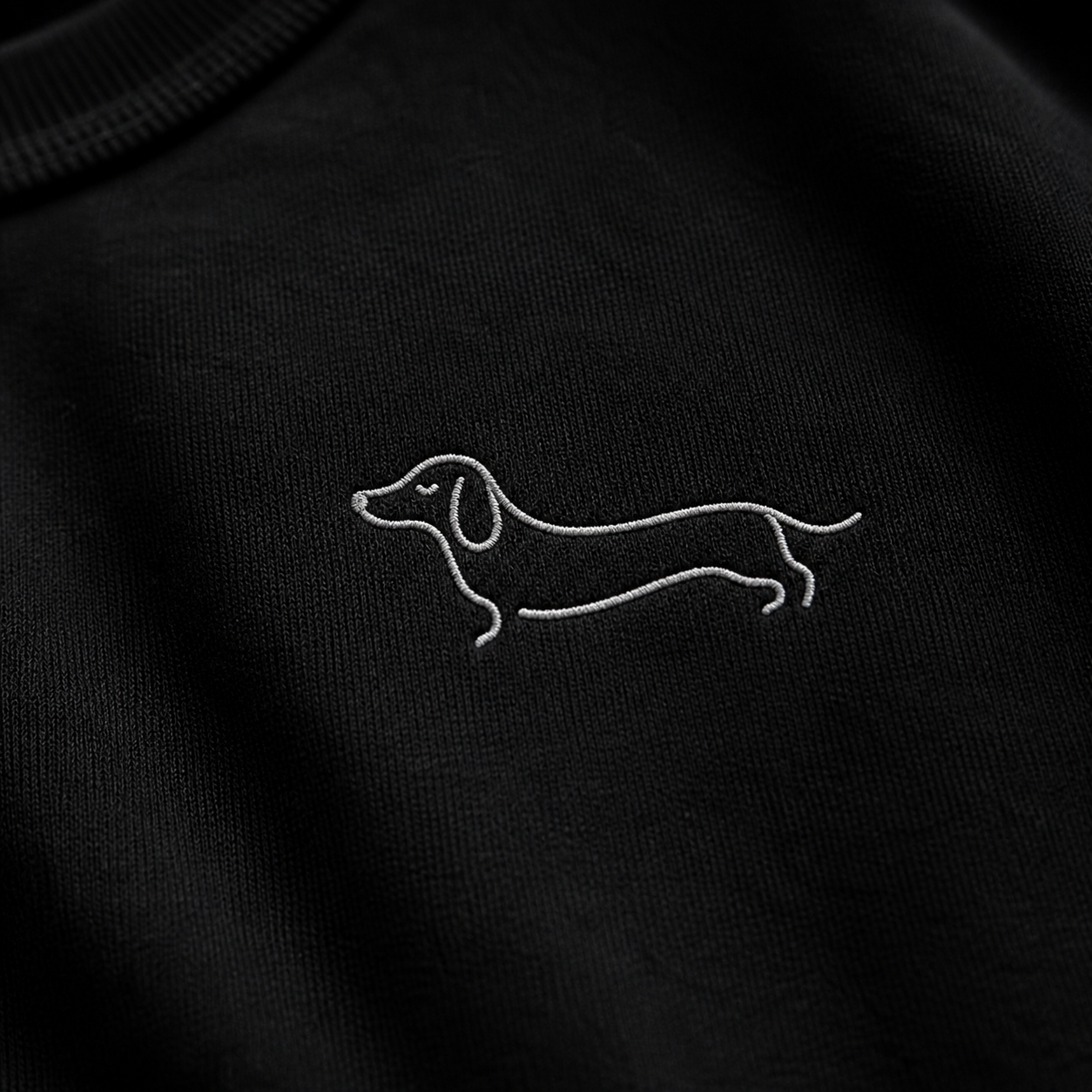 Detalle bordado minimalista SALCHI CO en polera negra