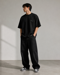 Modelo usando polera oversize negra minimalista SALCHI CO