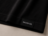 Etiqueta premium SALCHI CO en crop top negro
