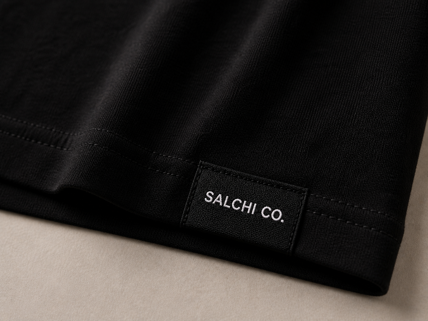 Etiqueta premium SALCHI CO en crop top negro