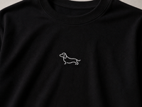 Detalle bordado minimalista SALCHI CO en crop top negro