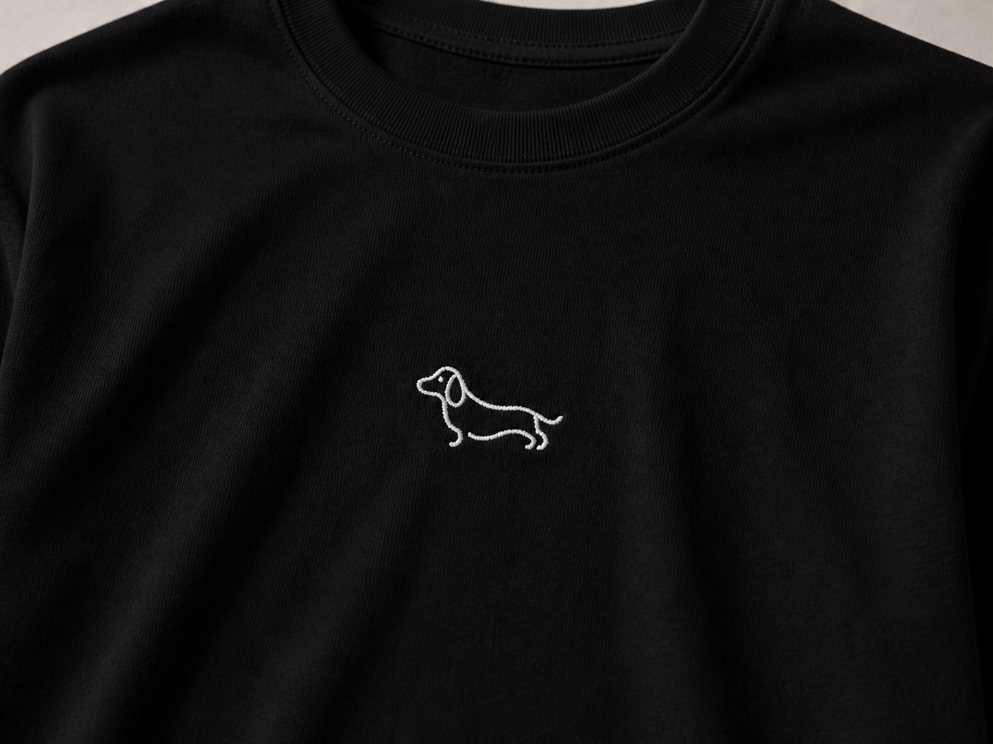 Detalle bordado minimalista SALCHI CO en crop top negro
