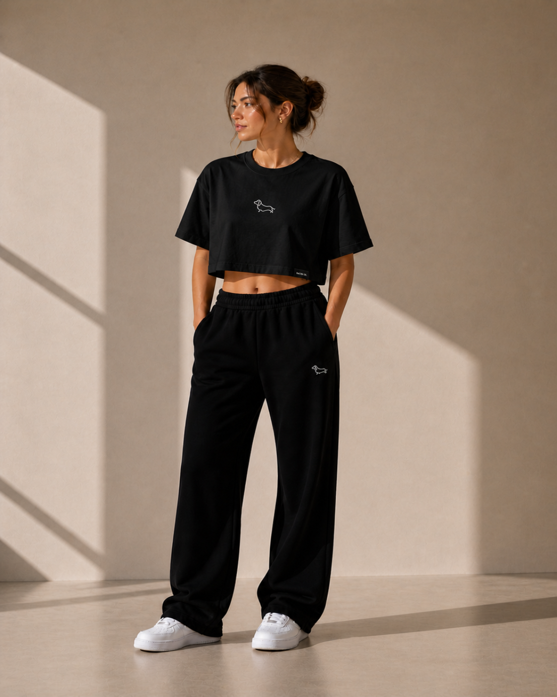 Modelo usando crop top negro minimalista SALCHI CO