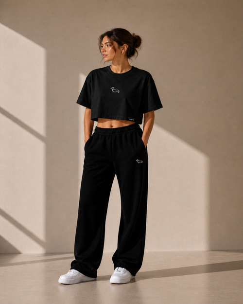 Modelo usando crop top negro minimalista SALCHI CO