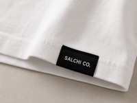 Etiqueta premium SALCHI CO en crop top blanco