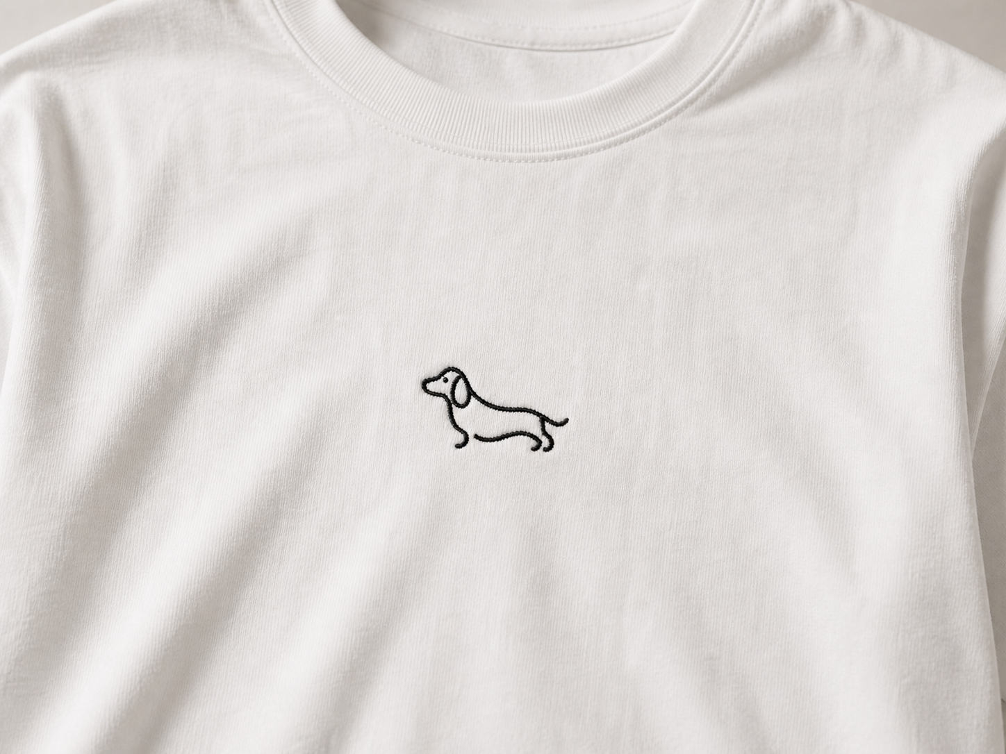 Detalle bordado minimalista SALCHI CO en crop top blanco