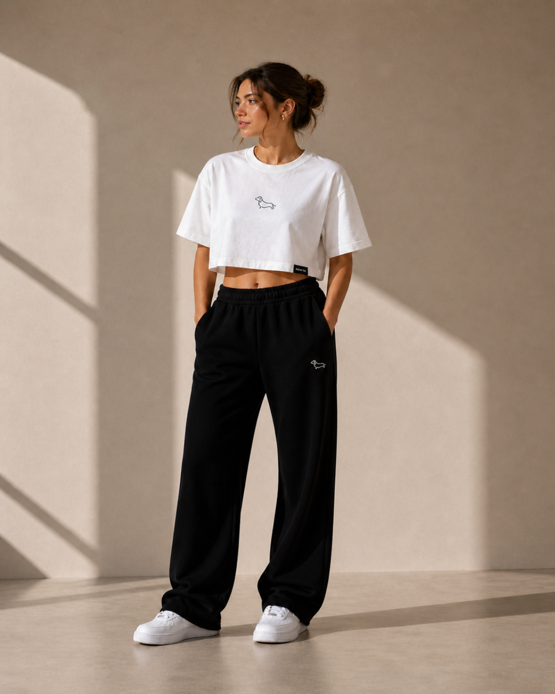 Modelo usando crop top blanco minimalista SALCHI CO