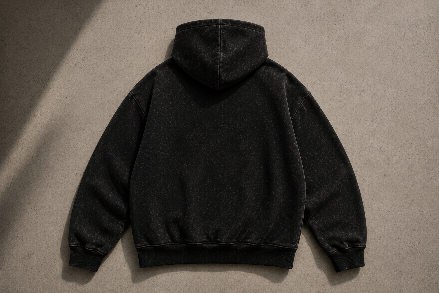 Vista trasera de hoodie oversize boxy acid wash negro SALCHI CO