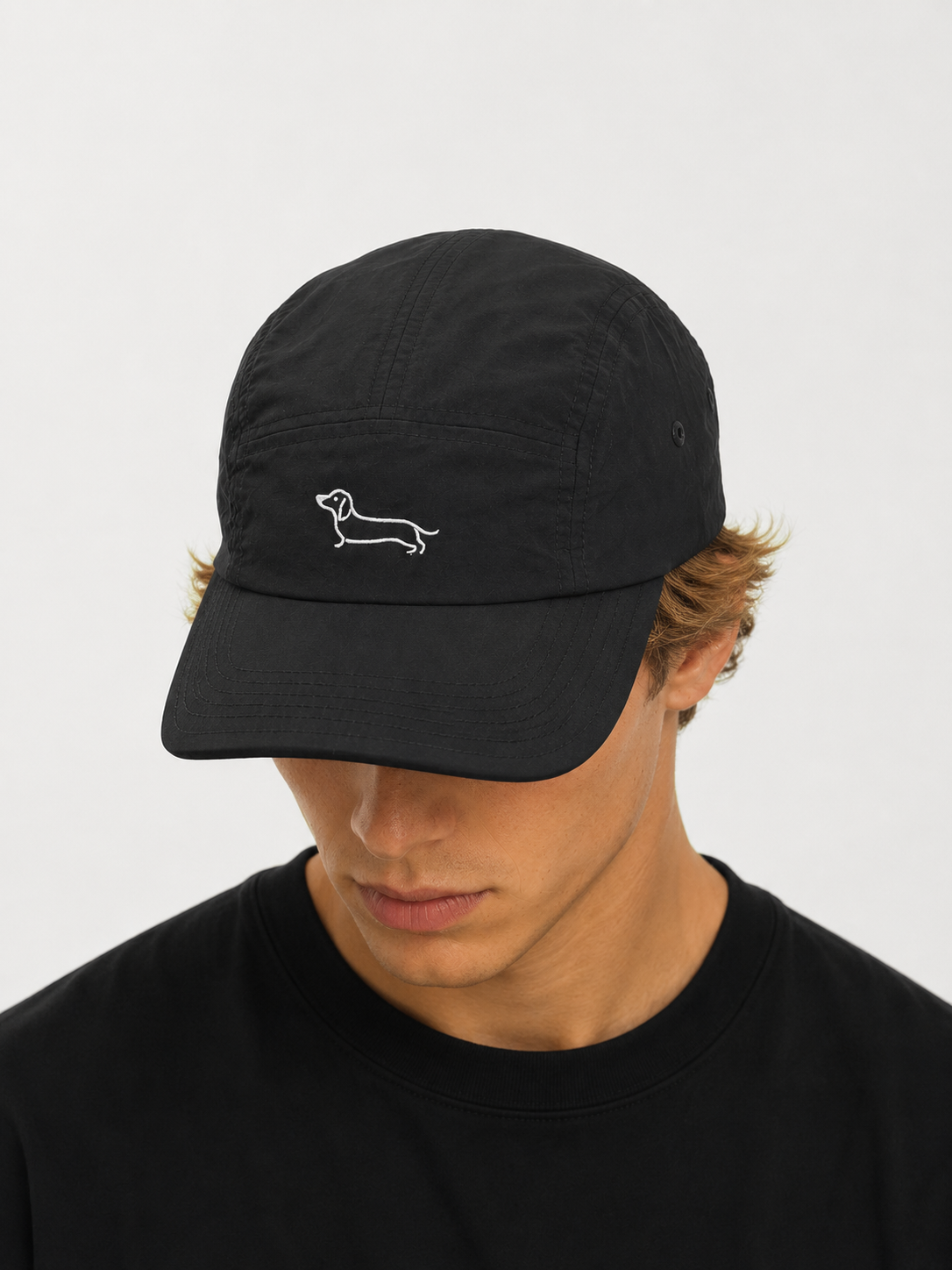 Hombre usando Origins Camper Cap negra impermeable SALCHI CO