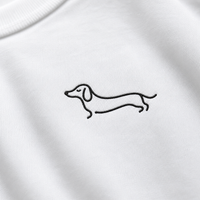 Detalle bordado minimalista SALCHI CO en polera blanca