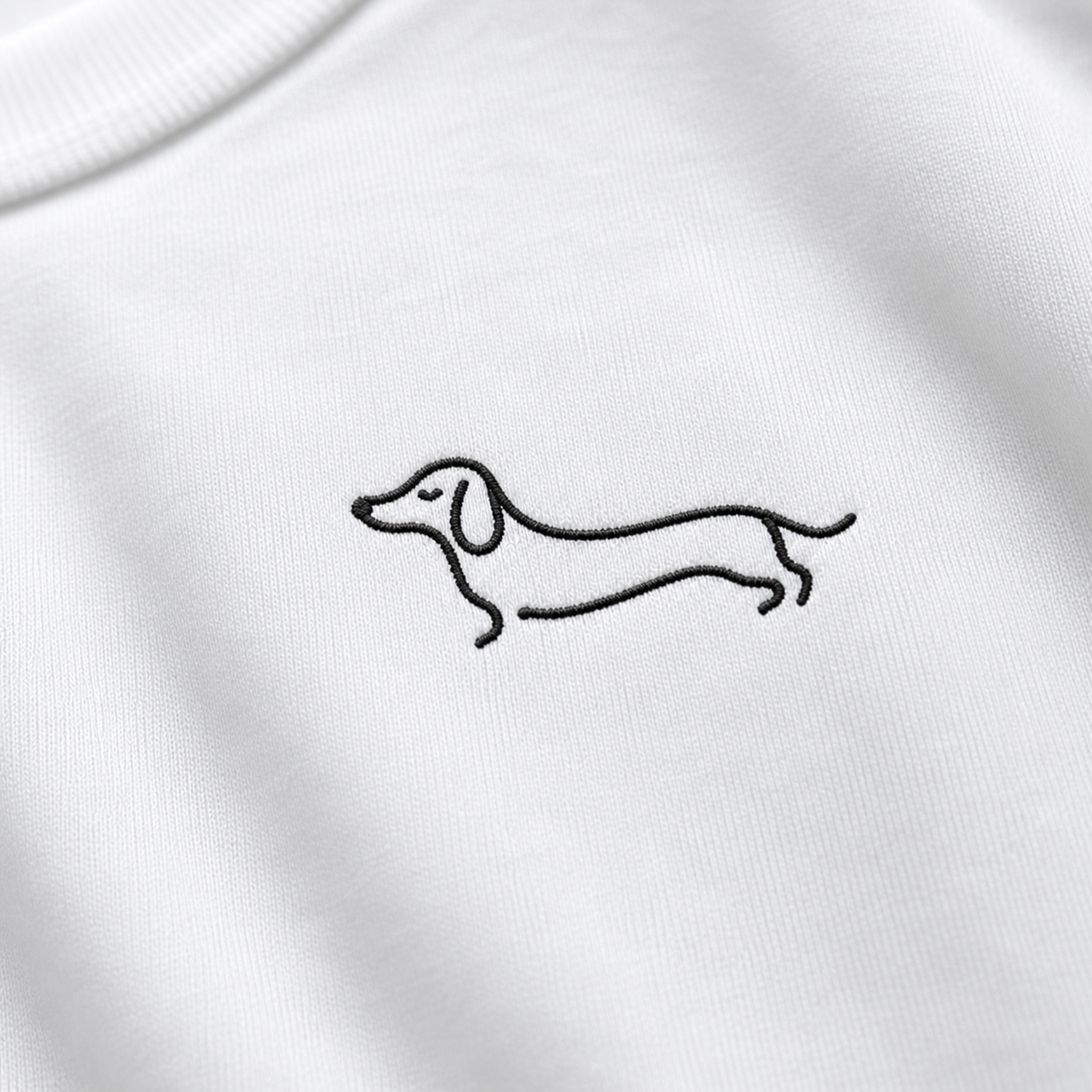 Detalle bordado minimalista SALCHI CO en polera blanca