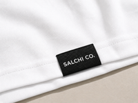 Etiqueta premium SALCHI CO en polera oversize blanca