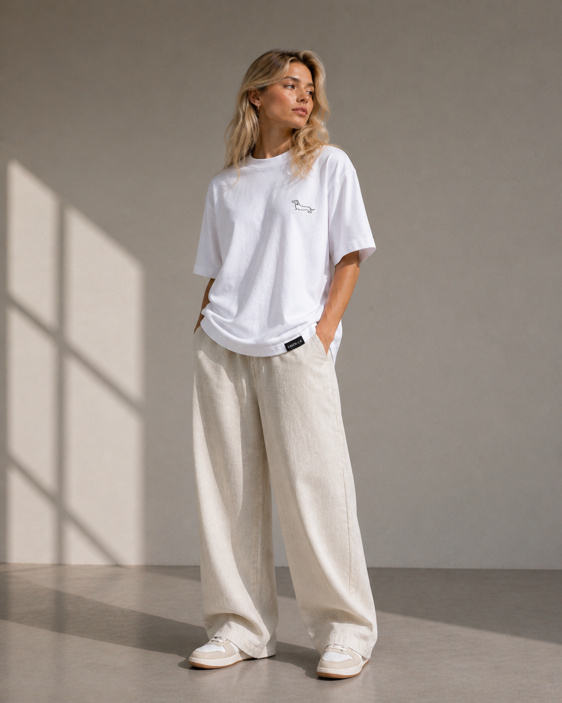 Streetwear minimalista con polera oversize blanca SALCHI CO